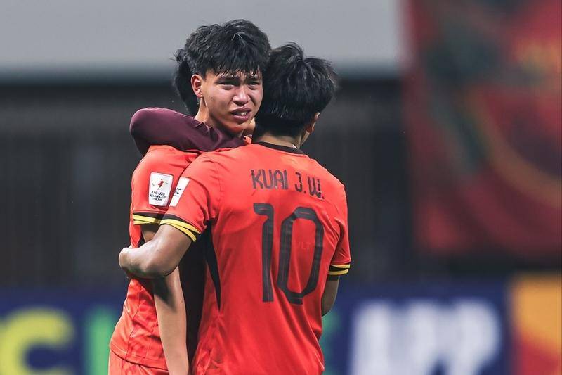 爱游戏体育官方网站-荆楚暴熊队对阵姑苏雪豹队，游泳大奖赛险胜，内线统治篮板——关键战拿下信心的简单介绍